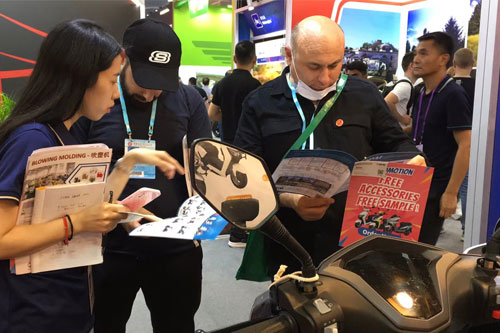 CYCLEMIX salesperson explains to customers at the 2023 Autumn Canton Fair Motorcycle Exhibition