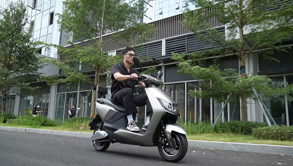 What benefits can electric motorcycles bring to green travel